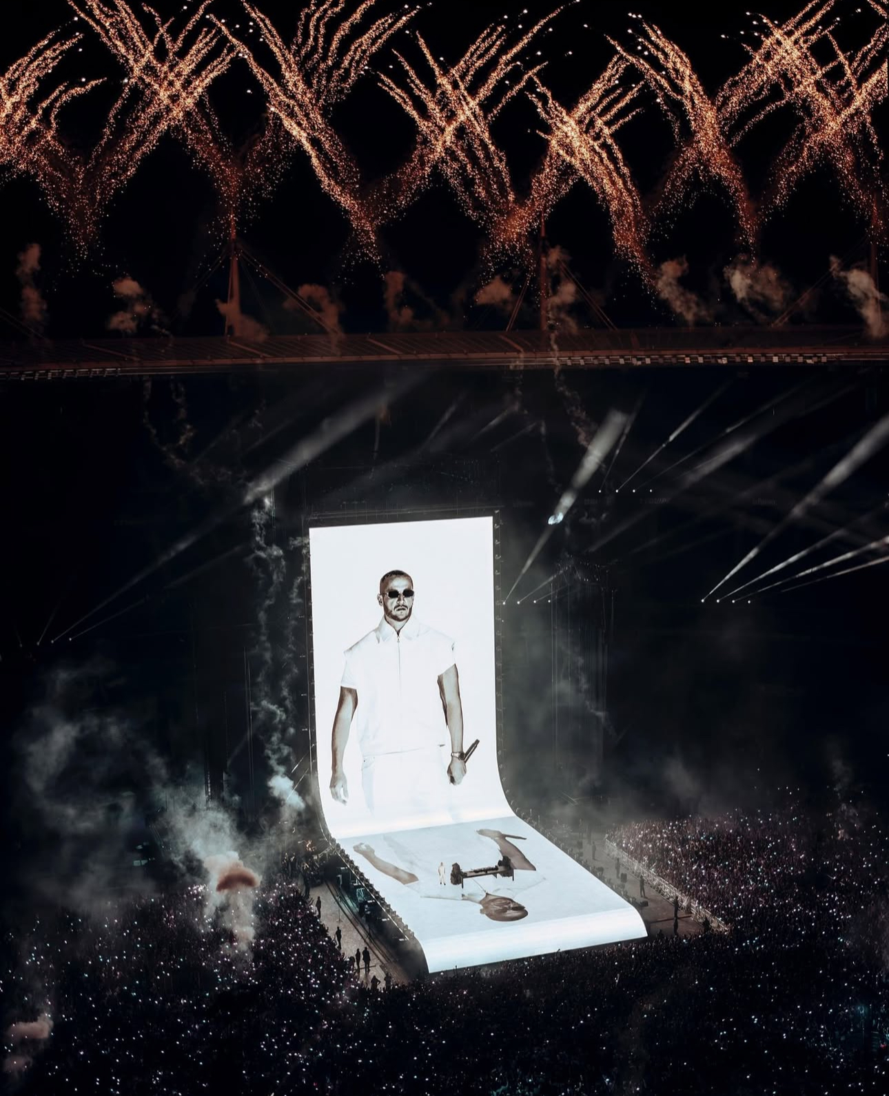 DJ SNAKE - STADE DE FRANCE PINK STAGE DESIGN